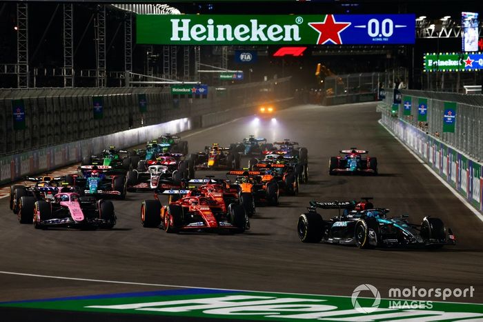 George Russell, Mercedes F1 W15, Carlos Sainz, Ferrari SF-24, Pierre Gasly, Alpine A524, at the race start