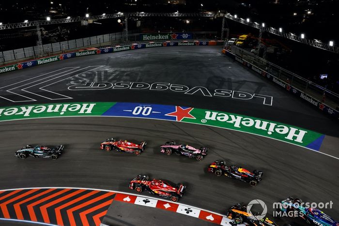 George Russell, Mercedes F1 W15, Lando Norris, McLaren MCL38, Esteban Ocon, Alpine A524, Yuki Tsunoda, RB F1 Team VCARB 01, Liam Lawson, RB F1 Team VCARB 01, the rest of the field at the start