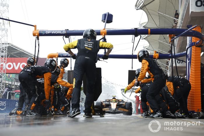 Lando Norris, McLaren MCL38, makes a pit stop