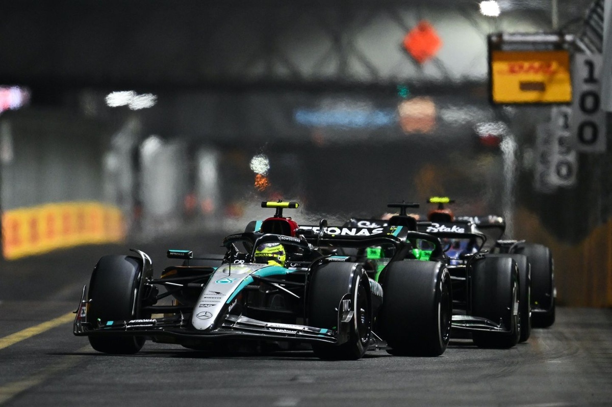 Lewis Hamilton, Mercedes F1 W15, Max Verstappen, Red Bull Racing RB20, Franco Colapinto, Williams FW46, the remainder of the field on the opening lap