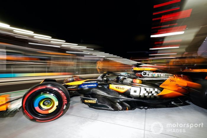 Oscar Piastri, McLaren MCL38, leaves the garage