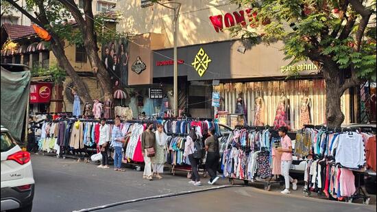 The stretches from MG Road to Dr Babasaheb Ambedkar Chowk till Bata Chowk, and from George Hotel to Hotel Delhi Darbar till Centre Street Chowk are encroached upon by hawkers. (HT PHOTO)