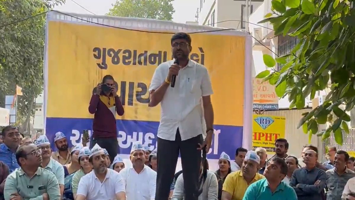 VIDEO: AAP Leader Gopal Italia Takes Out Belt, Flogs Himself For 'Failing To Ensure Justice' Under BJP Rule In Gujarat