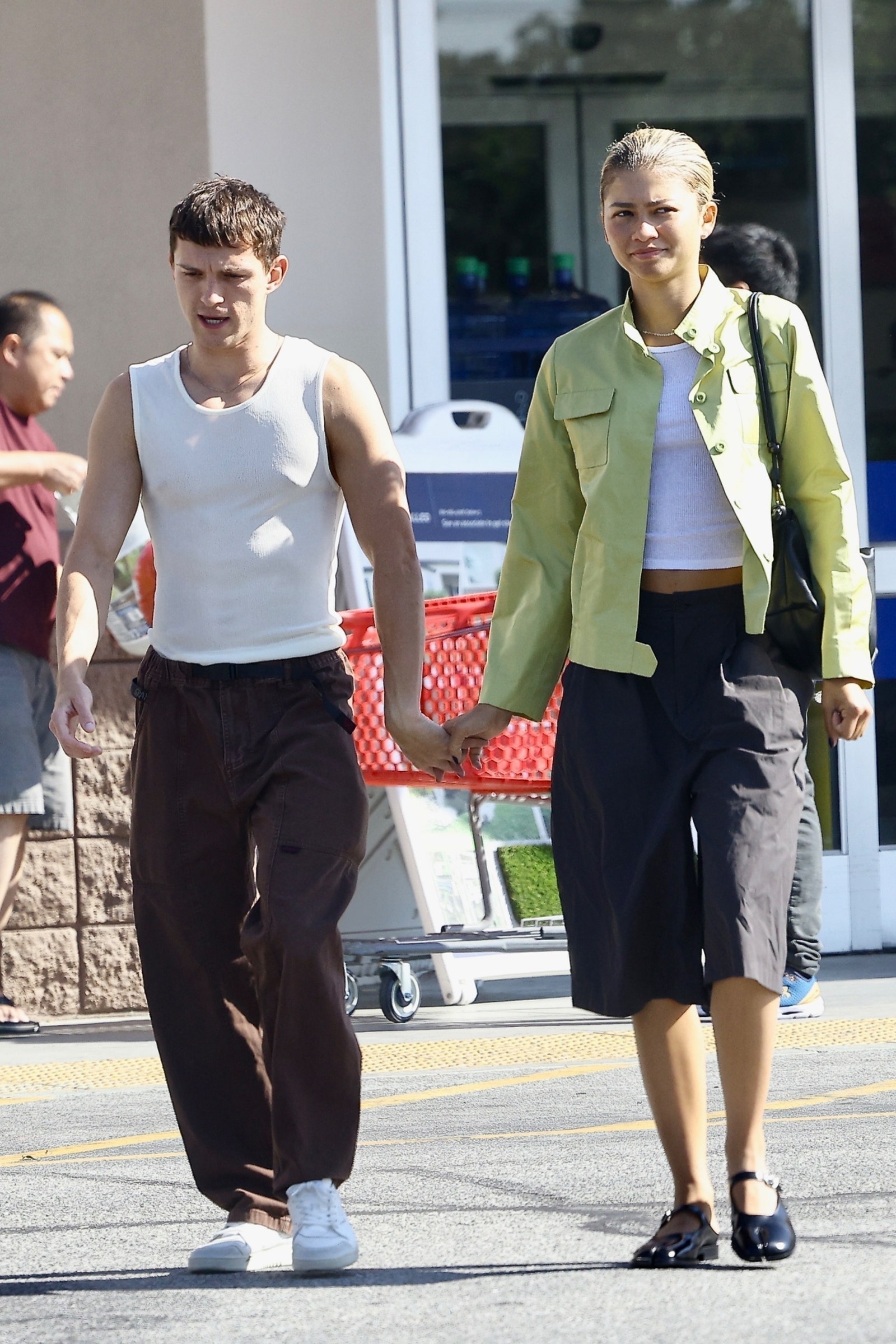 EXCLUSIVE Calabasas CA  WEB MUST CALL FOR PRICING Actress Zendaya and her boyfriend Tom Holland are seen stopping by a...