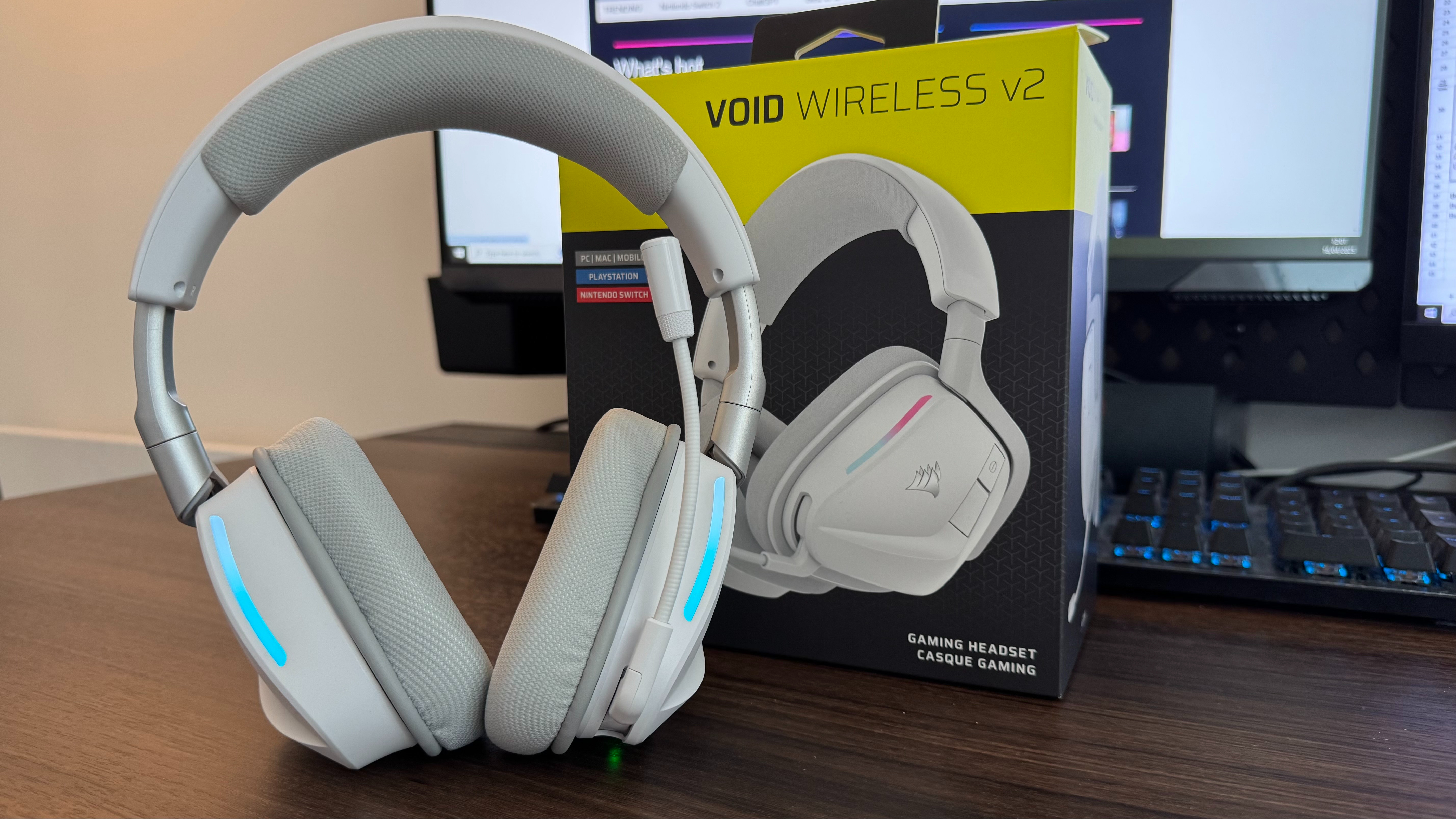 Corsair VOID Wireless V2 and its box on a wooden desk